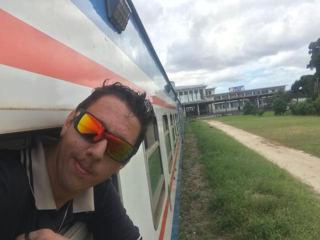 Stefano viaggia in treno durante la ricerca di rotte terrestri in Africa.