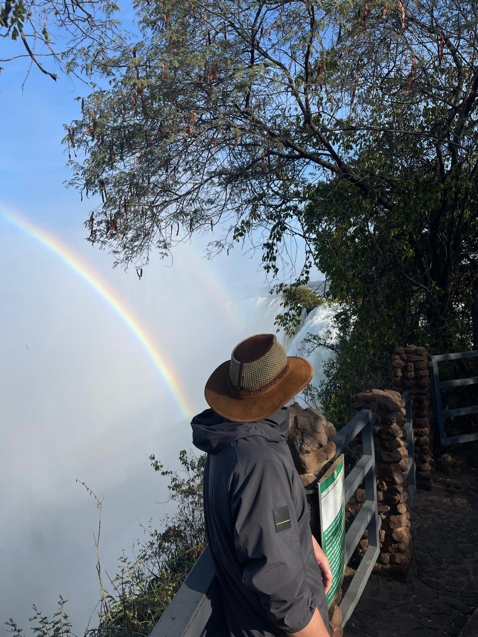 Stefano osserva le Victoria Falls durante esplorazione sul campo.